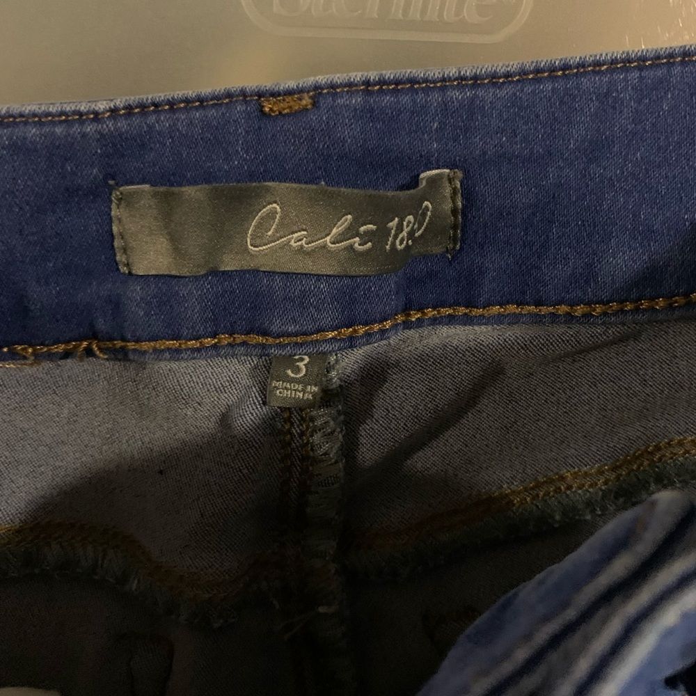Cali jean shorts size 3 - Picture 3 of 4